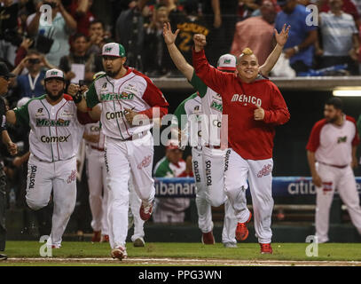 Con un ponche del relevista Jake Sanchez, Mexico gana 1 carrera por cero a Cuba 9 innings, con este resultado el equipo azteca pasa a la final de la S Stock Photo