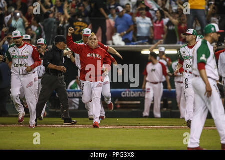 Con un ponche del relevista Jake Sanchez, Mexico gana 1 carrera por cero a Cuba 9 innings, con este resultado el equipo azteca pasa a la final de la S Stock Photo