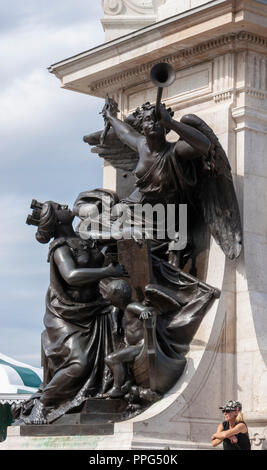 Statue of Samuel de Champlain, by Paul-Romain Chevré, near Château Frontenac grand hotel, on the Terrasse Dufferin. Quebec City, Quebec, Canada Stock Photo