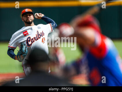 Carlos Teller pitcher inicial de Venezuela hace lanzamientos de la pelota en el primer inning. . Partido de beisbol de la Serie del Caribe con el encu Stock Photo