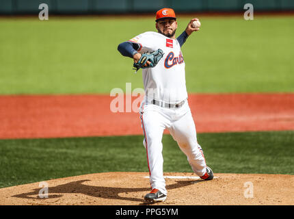 Carlos Teller pitcher inicial de Venezuela hace lanzamientos de la pelota en el primer inning. . Partido de beisbol de la Serie del Caribe con el encu Stock Photo