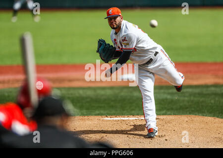 Carlos Teller pitcher inicial de Venezuela hace lanzamientos de la pelota en el primer inning. . Partido de beisbol de la Serie del Caribe con el encu Stock Photo