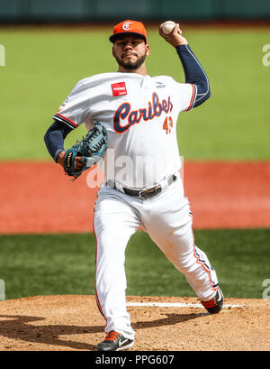 Carlos Teller pitcher inicial de Venezuela hace lanzamientos de la pelota en el primer inning. . Partido de beisbol de la Serie del Caribe con el encu Stock Photo