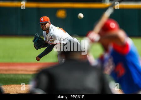 Carlos Teller pitcher inicial de Venezuela hace lanzamientos de la pelota en el primer inning. . Partido de beisbol de la Serie del Caribe con el encu Stock Photo