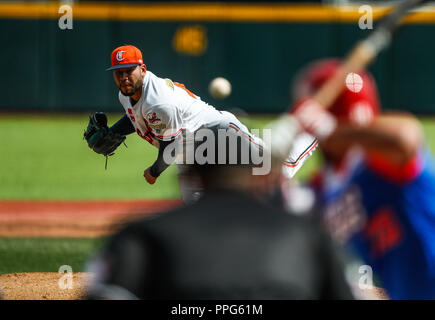 Carlos Teller pitcher inicial de Venezuela hace lanzamientos de la pelota en el primer inning. . Partido de beisbol de la Serie del Caribe con el encu Stock Photo