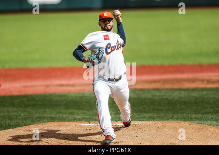 Carlos Teller pitcher inicial de Venezuela hace lanzamientos de la pelota en el primer inning. . Partido de beisbol de la Serie del Caribe con el encu Stock Photo