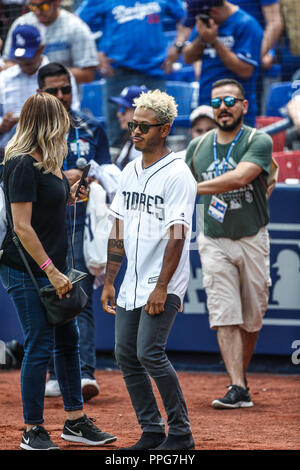 Kalimba canta el himno nacional. Acciones del partido de beisbol, Dodgers de Los Angeles contra Padres de San Diego, tercer juego de la Serie en Mexic Stock Photo