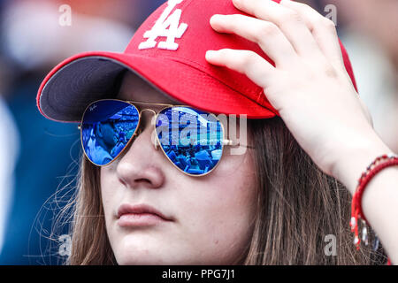 Aficionada de los Dodgers con lentes de sol. Sunglases Acciones del partido de beisbol, Dodgers de Los Angeles contra Padres de San Diego, tercer jueg Stock Photo