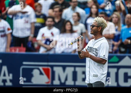 Kalimba canta el himno nacional. Acciones del partido de beisbol, Dodgers de Los Angeles contra Padres de San Diego, tercer juego de la Serie en Mexic Stock Photo