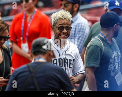 Kalimba canta el himno nacional. Acciones del partido de beisbol, Dodgers de Los Angeles contra Padres de San Diego, tercer juego de la Serie en Mexic Stock Photo