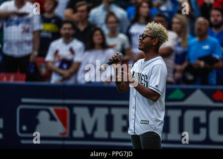 Kalimba canta el himno nacional. Acciones del partido de beisbol, Dodgers de Los Angeles contra Padres de San Diego, tercer juego de la Serie en Mexic Stock Photo