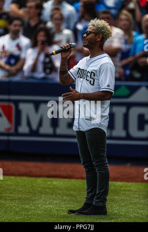 Kalimba canta el himno nacional. Acciones del partido de beisbol, Dodgers de Los Angeles contra Padres de San Diego, tercer juego de la Serie en Mexic Stock Photo