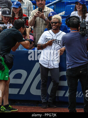 Kalimba canta el himno nacional. Acciones del partido de beisbol, Dodgers de Los Angeles contra Padres de San Diego, tercer juego de la Serie en Mexic Stock Photo