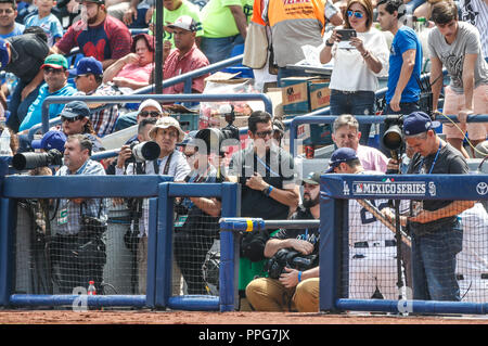 Fotografos de Monterrey. Reuters.  Acciones del partido de beisbol, Dodgers de Los Angeles contra Padres de San Diego, tercer juego de la Serie en Mex Stock Photo