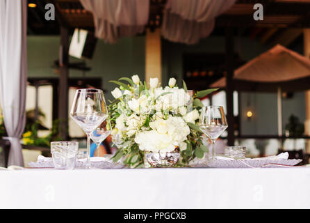 Set table for a white and aqua blue beach wedding dinner decorated selective fokus Stock Photo