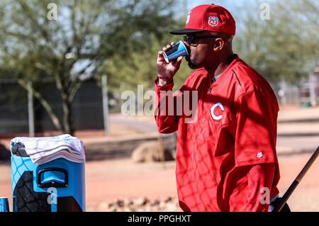 Delino Deshields, Coach, durante entrenamiento de los Rojos de