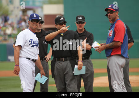 Ampayes,Manager Don Mattingly de LA y Dale Sveum durante el juego de Chicago Cubs vs Dodgers de LA. Spring Trainig 2013 y Liga del Cactus en el Kino V Stock Photo