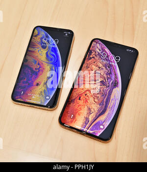 iPhone Xs, Apple, KDDI, au, September 21, 2018, Tokyo, Japan : The new iPhone Xs and Xs Max (R) are displayed during launch day at the KDDI's au Shinjuku store in Tokyo, Japan, on September 21, 2018. Credit: AFLO/Alamy Live News Stock Photo