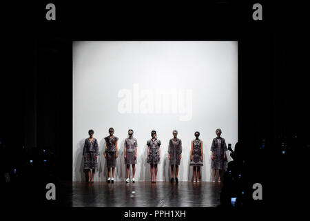 Paris. 25th Sep, 2018. Models present creations of Anrealage created by Japanese designer Morinaga Kunihiko during the 2019 Spring/Summer Women's collection show in Paris, France on Sept. 25, 2018. Credit: Chen Yichen/Xinhua/Alamy Live News Stock Photo