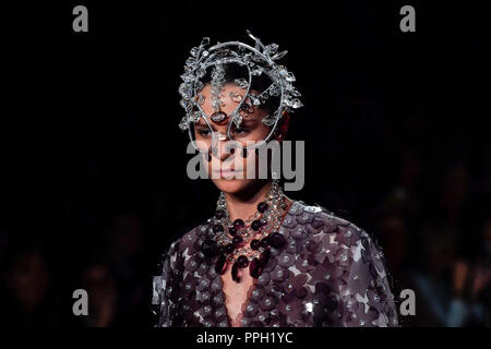 Paris. 25th Sep, 2018. A model presents a creation of Anrealage created by Japanese designer Morinaga Kunihiko during the 2019 Spring/Summer Women's collection show in Paris, France on Sept. 25, 2018. Credit: Chen Yichen/Xinhua/Alamy Live News Stock Photo