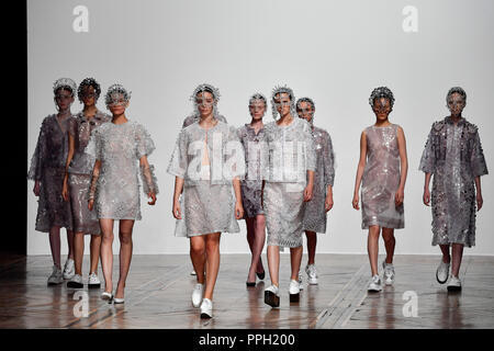 Paris. 25th Sep, 2018. Models present creations of Anrealage created by Japanese designer Morinaga Kunihiko during the 2019 Spring/Summer Women's collection show in Paris, France on Sept. 25, 2018. Credit: Chen Yichen/Xinhua/Alamy Live News Stock Photo