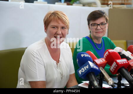 Vienna, Austria. September 26, 2018. Personal statement by country spokeswoman Helga Krismer in the presence of her predecessor Madeleine Petrovic. Helga Krimser is Club Principal and Country Spokesperson for the Green Lower Austria. Helga Krismer announces an Austria-wide climate protection petition for 2019. Picture shows Helga Krismer (L) and Madeleine Petrovic (R). Credit: Franz Perc / Alamy Live News Stock Photo