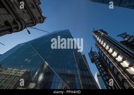 City of London, UK. 26 September, 2018. Beautiful Autumn morning with blue sky and strong sunlight reflecting off some of Britain’s tallest skyscrapers in the City, with the dry spell in the SE to continue into the weekend. Credit: Malcolm Park/Alamy Live News. Stock Photo