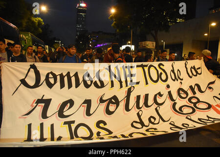 Mexico City, Mexico. 25th Sep, 2018. People seen protesting holding a large banner during a march demanding justice for the 43 missing students of the Normal School in the State of Guerrero, on September 26 Commemorates 4 years of the forced disappearance of students at Reforma Avenue in Mexico City. Credit: Carlos Tischler/SOPA Images/ZUMA Wire/Alamy Live News Stock Photo