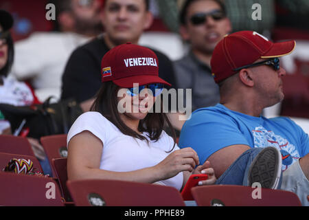 Mujeres aficionadas de Venezuela (Venezolanas), durante partido de beisbol de la Serie del Caribe de beisbol en el nuevo Estadio de los Tomateros en C Stock Photo