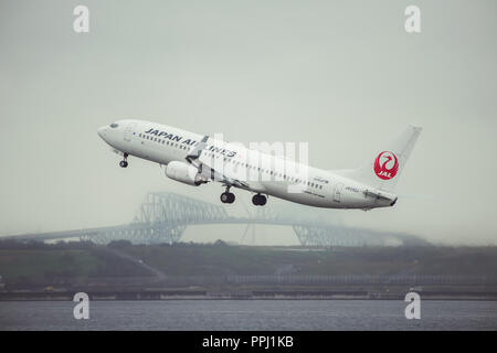 Japan Airlines Boeing 737 take off from Tokyo's Haneda International Airport Stock Photo