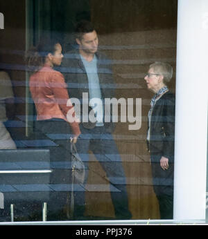 Justin Hartley filming the TV series ’This Is Us' with Melanie Liburd and Terry Gross in Philadelphia  Featuring: Melanie Liburd, Justin Hartley, Terry Gross Where: Philadelphia, Pennsylvania, United States When: 25 Aug 2018 Credit: Hugh Dillon/WENN.com Stock Photo