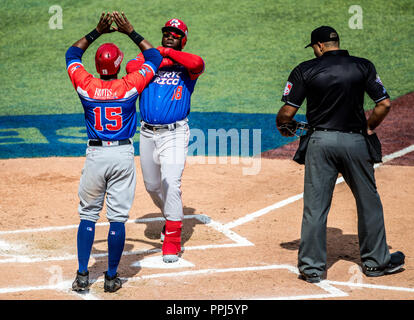 Rusney Castillo de Puerto Rico celebra homerun con Irving Falu (15) . Partido de beisbol de la Serie del Caribe con el encuentro entre Caribes de Anzo Stock Photo