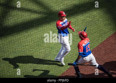 Dayron Varona de los Criollos de Caguas de Puerto Rico celebra humerun con Irving Falu (15) en el cierre del quinto inning , durante el partido de bei Stock Photo