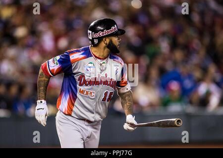 Ronny Rodriguez (15) de Águilas Cibaeñas de Republica Dominicana, observa la trayectoria de la pelota en un Homerun, en la parte alta del sexto inning Stock Photo