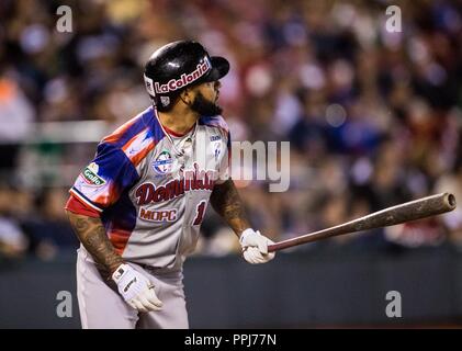 Ronny Rodriguez (15) de Águilas Cibaeñas de Republica Dominicana, observa la trayectoria de la pelota en un Homerun, en la parte alta del sexto inning Stock Photo