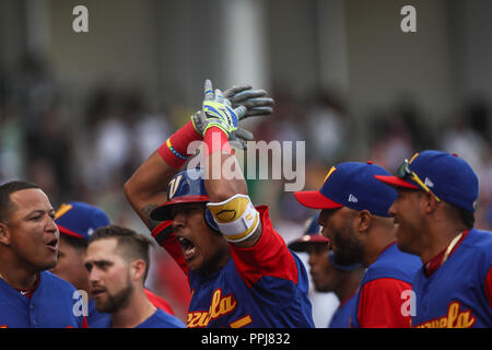 Salvador Perez de Venezuela da de Homerun en el noveno inning ante el pitcher relevo Patrick Venditte de Italia, durante el partido entre Italia vs Ve Stock Photo