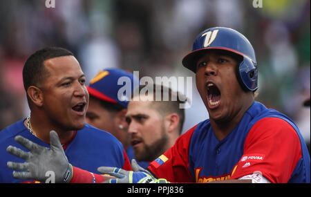 Salvador Perez de Venezuela da de Homerun en el noveno inning ante el pitcher relevo Patrick Venditte de Italia, durante el partido entre Italia vs Ve Stock Photo