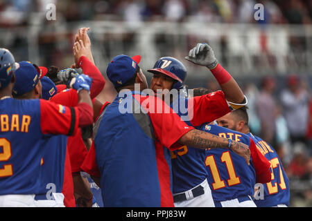 Salvador Perez de Venezuela da de Homerun en el noveno inning ante el pitcher relevo Patrick Venditte de Italia, durante el partido entre Italia vs Ve Stock Photo