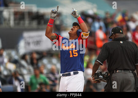 Salvador Perez de Venezuela da de Homerun en el noveno inning ante el pitcher relevo Patrick Venditte de Italia, durante el partido entre Italia vs Ve Stock Photo