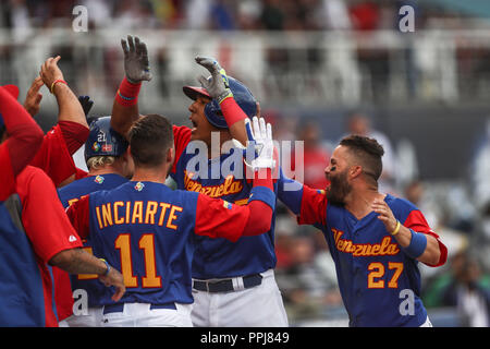 Salvador Perez de Venezuela da de Homerun en el noveno inning ante el pitcher relevo Patrick Venditte de Italia, durante el partido entre Italia vs Ve Stock Photo