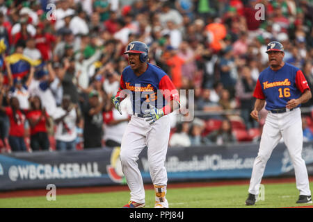 Salvador Perez de Venezuela da de Homerun en el noveno inning ante el pitcher relevo Patrick Venditte de Italia, durante el partido entre Italia vs Ve Stock Photo