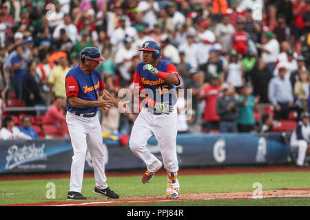 Salvador Perez de Venezuela da de Homerun en el noveno inning ante el pitcher relevo Patrick Venditte de Italia, durante el partido entre Italia vs Ve Stock Photo