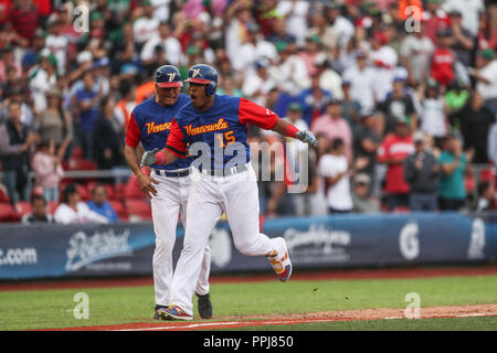 Salvador Perez de Venezuela da de Homerun en el noveno inning ante el pitcher relevo Patrick Venditte de Italia, durante el partido entre Italia vs Ve Stock Photo