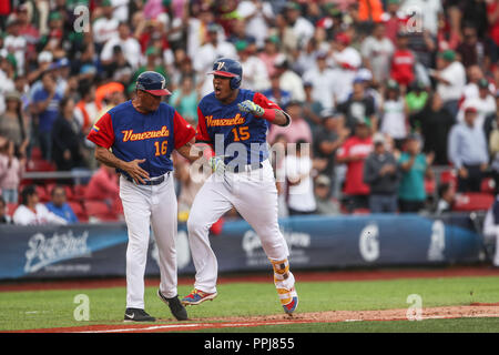 Salvador Perez de Venezuela da de Homerun en el noveno inning ante el pitcher relevo Patrick Venditte de Italia, durante el partido entre Italia vs Ve Stock Photo