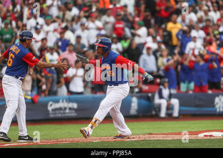 Salvador Perez de Venezuela da de Homerun en el noveno inning ante el pitcher relevo Patrick Venditte de Italia, durante el partido entre Italia vs Ve Stock Photo