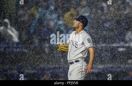 Joey Lucchesi pitcher inicial de San Diego lanza la pelota bajo la intensa lluvia, durante el partido de beisbol de los Dodgers de Los Angeles contra  Stock Photo