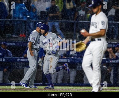 Chris Taylor  de los Dodgers conecta cuadrangular, durante el partido de beisbol de los Dodgers de Los Angeles contra Padres de San Diego, durante el  Stock Photo