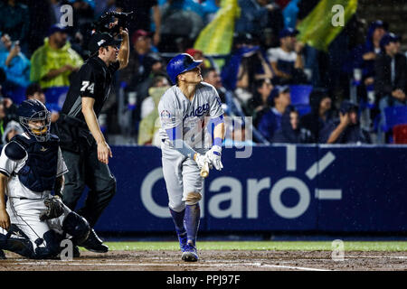 Enrique Hernandez de los Dodgers conecta cuadrangular, durante el partido de beisbol de los Dodgers de Los Angeles contra Padres de San Diego, durante Stock Photo