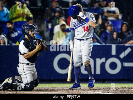 Enrique Hernandez de los Dodgers conecta cuadrangular, durante el partido de beisbol de los Dodgers de Los Angeles contra Padres de San Diego, durante Stock Photo