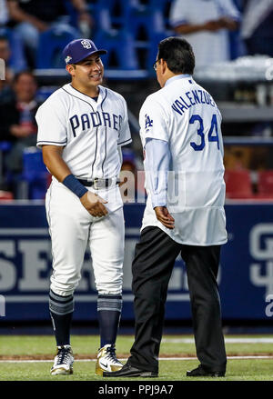 Fernando Valenzuela acompañado de Christian Villanueva,  lanza la primera bola para el playball del partido de beisbol de los Dodgers de Los Angeles c Stock Photo